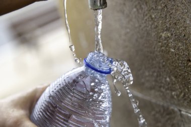 Fıskiyedeki su şişesini dolduruyorum, taze ve susuz.