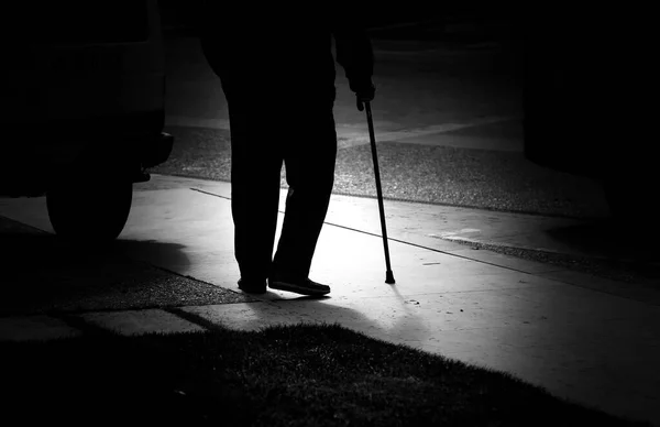 Anciano Con Bastón Caminando Por Calle Jubilación Activa Estilo Vida — Foto de Stock