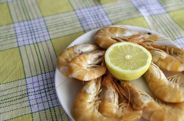 Camarão Fresco Cozido Mesa Restaurante Almoço Frutos Mar — Fotografia de Stock