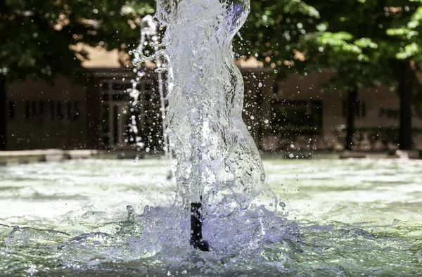 Fontana Acqua Pressione Con Getto Gocce Natura — Foto Stock