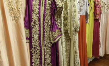 Fas giysileri ve kumaşları giyim mağazasında, moda eşyaları, Arapça