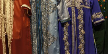 Fas giysileri ve kumaşları giyim mağazasında, moda eşyaları, Arapça