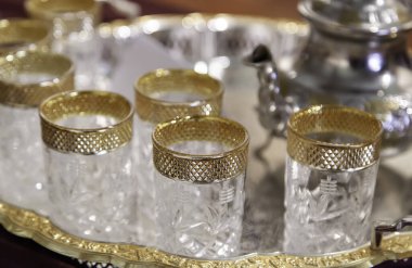 Restoran, etnik köken ve ticarette gözlüklü Arapça kafe