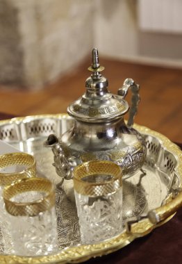 Restoran, etnik köken ve ticarette gözlüklü Arapça kafe