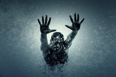 Spa havuzunda yüzen bir kadın, yaz tatili