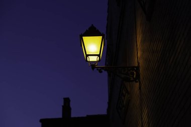 Karanlık gökyüzü olan sokak lambası, gece aydınlığı, mimari yapı