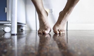 Hastane zemininde çıplak ayaklar, hasta bekliyor, dinleniyor.