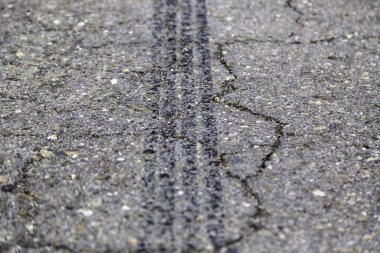 Araç tekerleklerinin işaretleri.