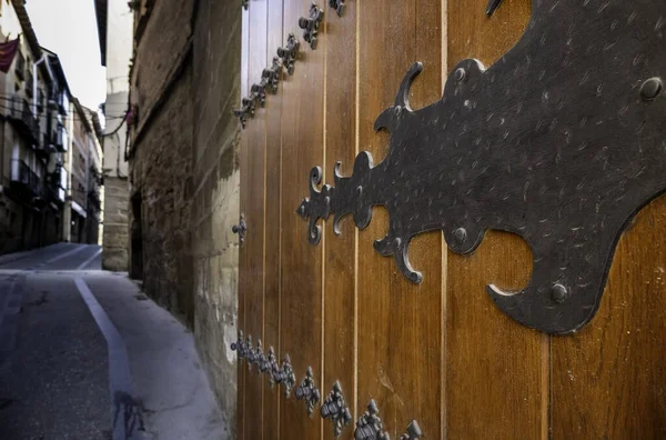 Ortaçağ Ahşap Kapısı Tarihi Turizmi Olan Eski Köy Sokağı — Stok fotoğraf