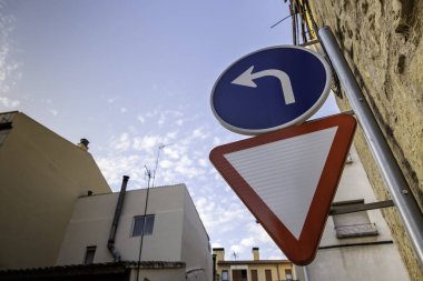 Araçlar için trafik işaretlerinin ayrıntıları, yol güvenliği