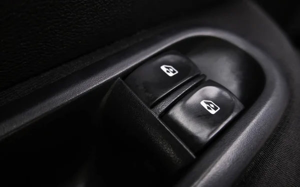 車の窓を上げ下げするためのボタンの詳細 — ストック写真