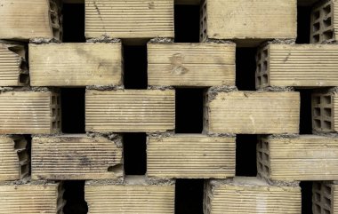 Eski duvar, zamanın geçişi, yıkım ve yıkım, nem tarafından terk edilmiş ve hasar görmüş.