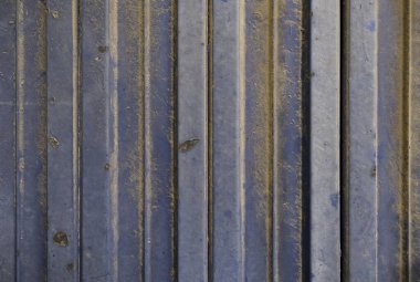 Paslanmış ve metal bir duvarda terk edilmiş.