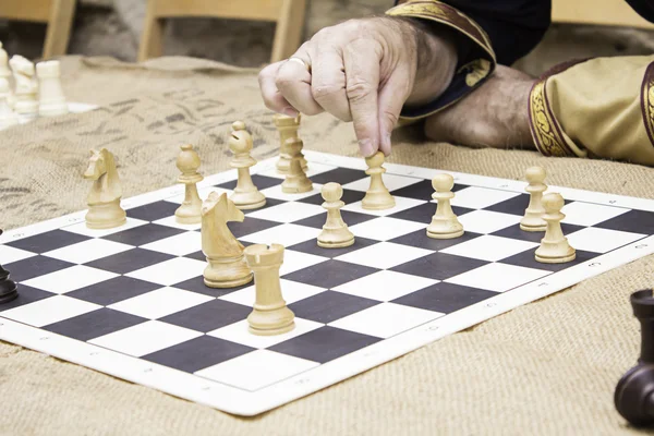 Man plays chess — Stock Photo, Image