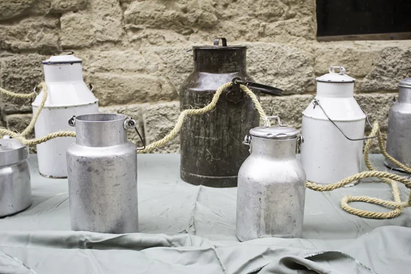 Botellas de leche metálica — Foto de Stock