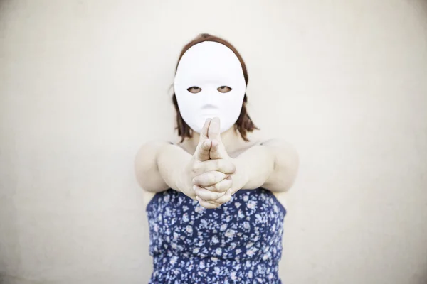 Chica con máscara apuntando — Foto de Stock