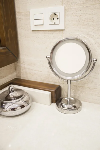 Kosmetickým zrcadlem — Stock fotografie