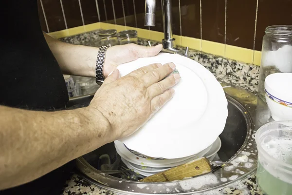 Uomo lavaggio piatti — Foto Stock