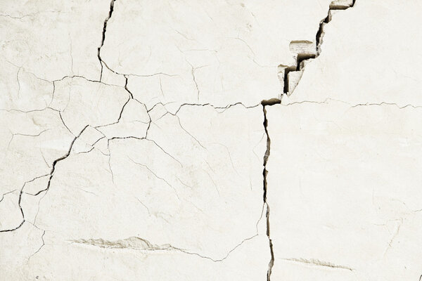 Стена порвана и измельчена
