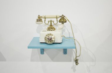 Eski altın telefon