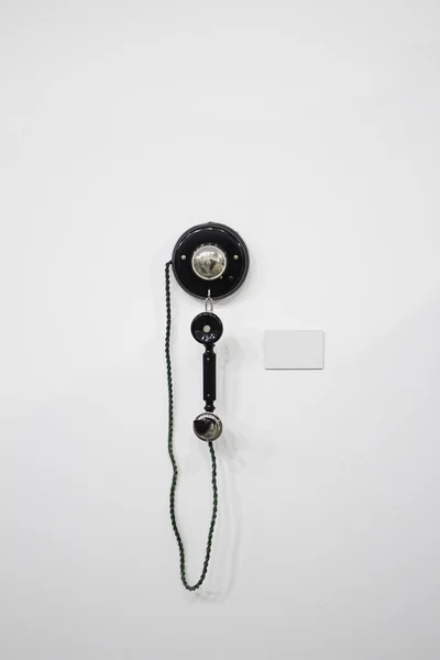 Телефон висит на стене — стоковое фото