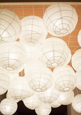 Kağıt Lambalar yaktı