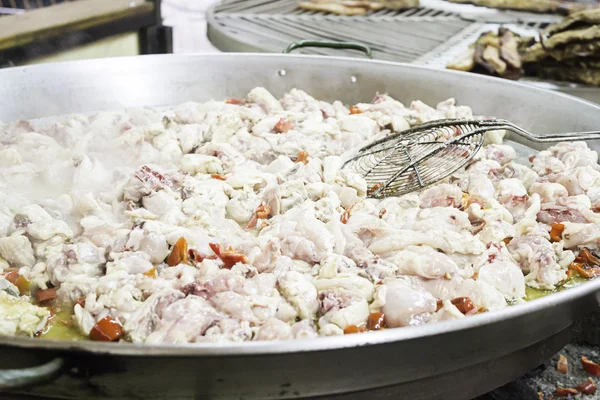 Poulet dans la poêle — Photo