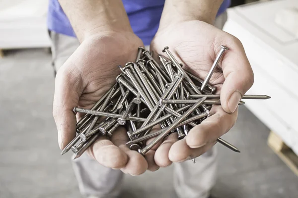 Mano con tornillos —  Fotos de Stock