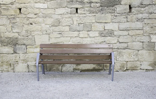 Dřevěná lavička v ulici — Stock fotografie