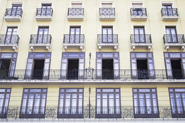 Edifício amarelo moderno — Fotografia de Stock