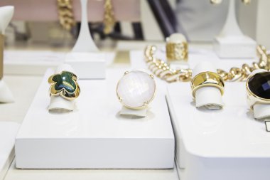 Yüzük ve küpeler altın