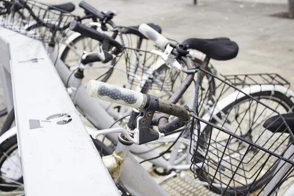 Bicicletas estacionadas — Fotografia de Stock