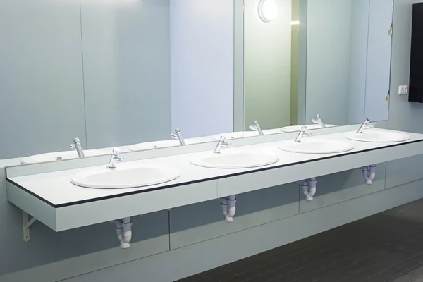 Washbasins with mirror — Stock Photo, Image