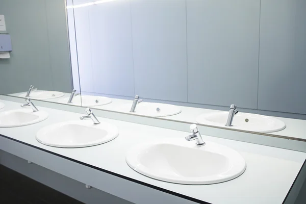 Sinks new mirror — Stock Photo, Image