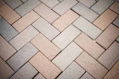 Çapraz olarak döşer