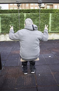 Sallanan yaşlı oynamak