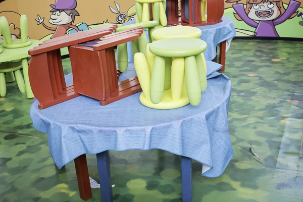 Tische im Kinderzimmer — Stockfoto