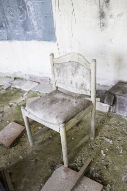 terk edilmiş sandalye evi