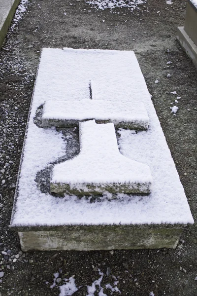 Túmulo nevado — Fotografia de Stock