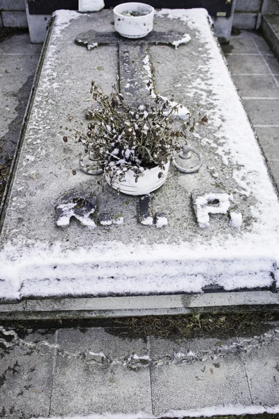 白雪皑皑的墓公墓 — 图库照片