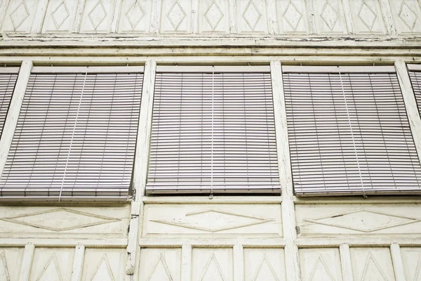 Fenster mit Rollläden — Stockfoto