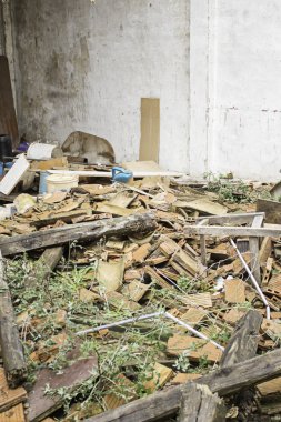 kırık tuğla zemin