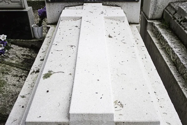 Грязная белая гробница — стоковое фото