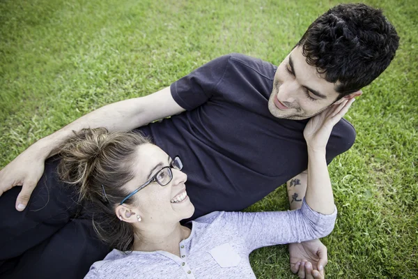 Pareja joven enamorada — Foto de Stock