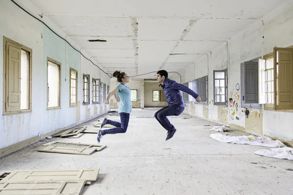 Couple jumping — Stock Photo, Image