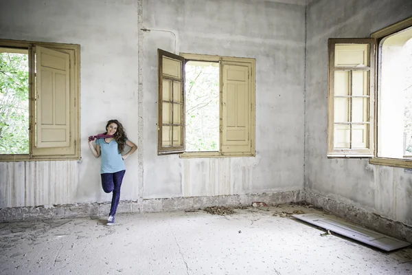 Meisje poseren huis — Stockfoto