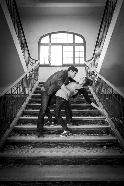 Novios Escalera de pareja — Foto de Stock