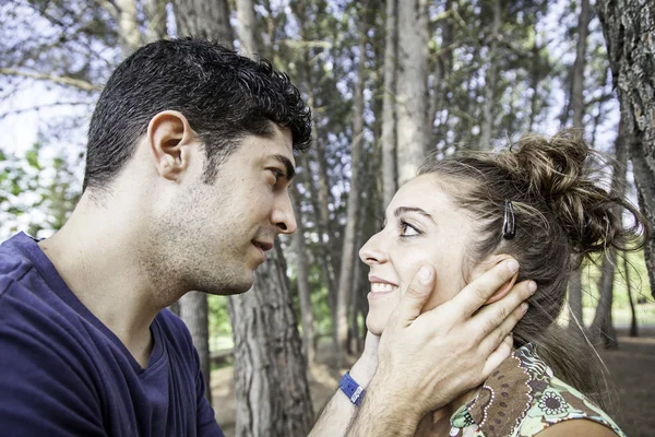 Couple sur le point d'embrasser — Photo