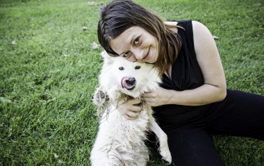 Kadın oynayan köpek