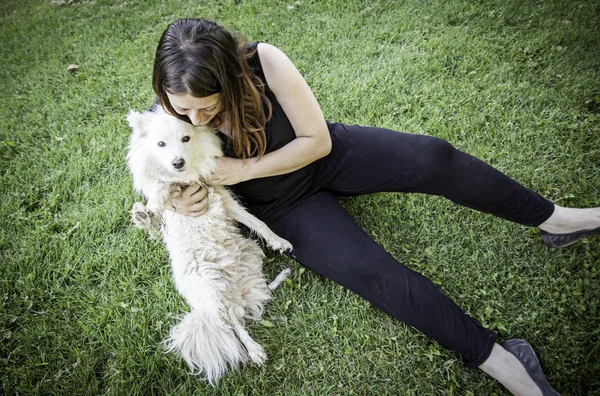 Mulher abraçando cão — Fotografia de Stock